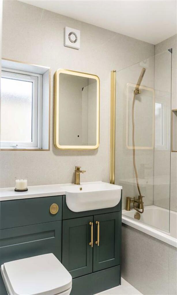 Flat Cobbold Road in Greater London
