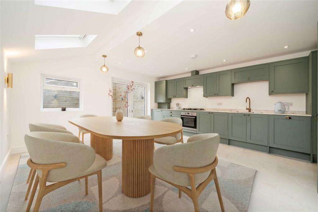 Flat Cobbold Road in Greater London
