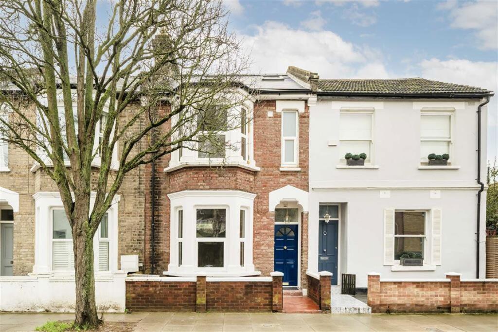 Flat Cobbold Road in Greater London
