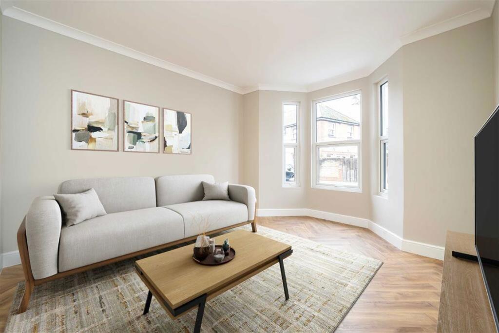 Flat Cobbold Road in Greater London