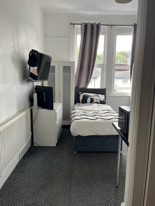 Room Smedley Lane in Manchester