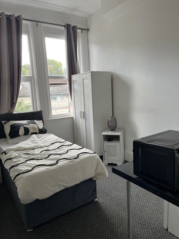 Room Smedley Lane in Manchester