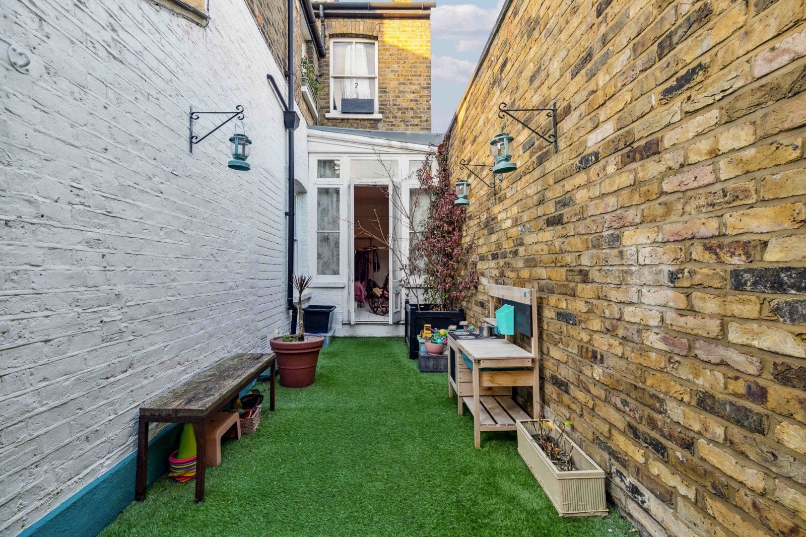 Flat Sandycombe Road in Greater London