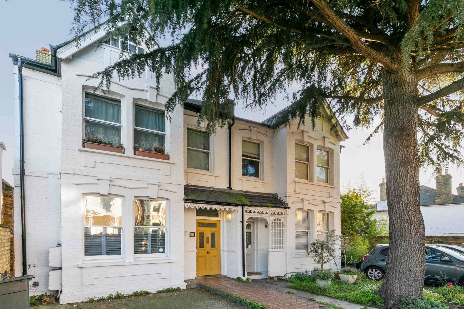 Flat Sandycombe Road in Greater London