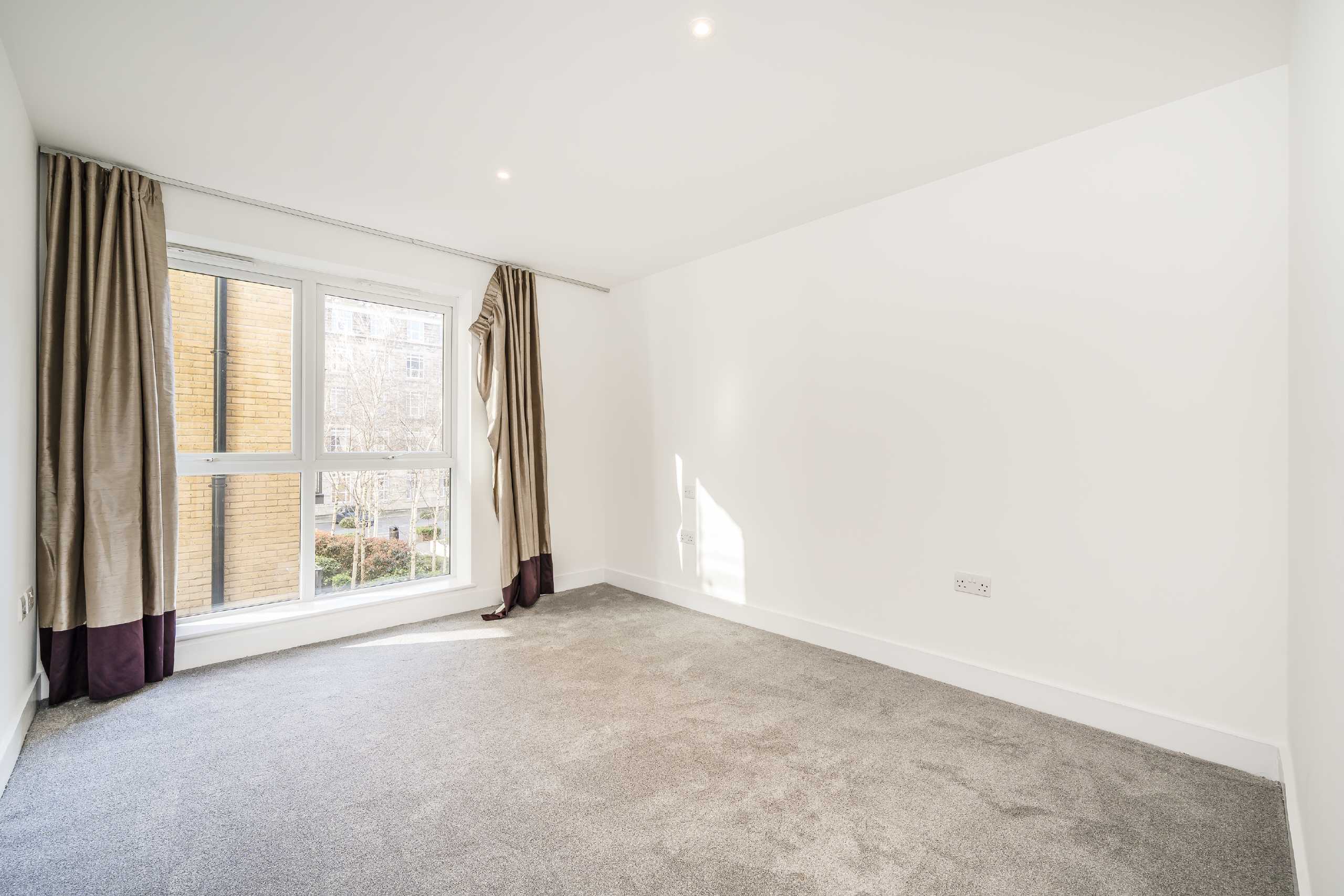Flat Ashfield Road in Greater London