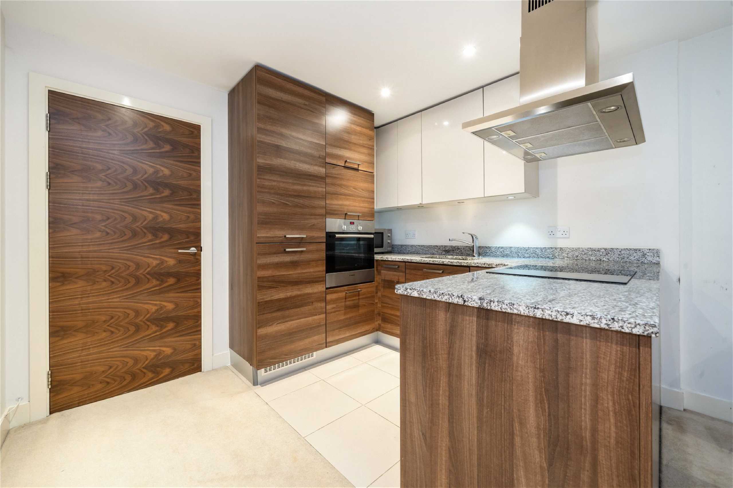Flat Ashfield Road in Greater London