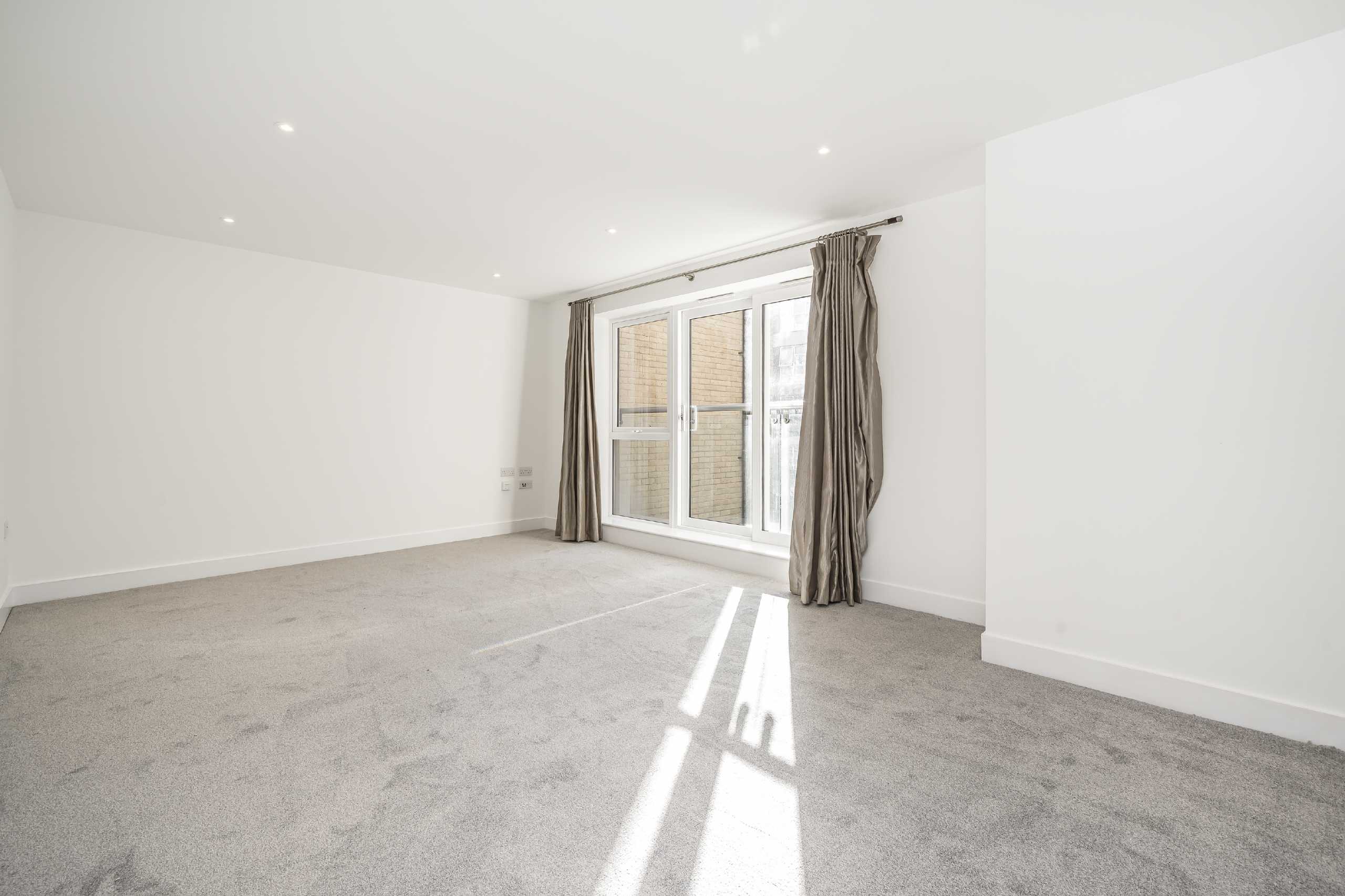 Flat Ashfield Road in Greater London