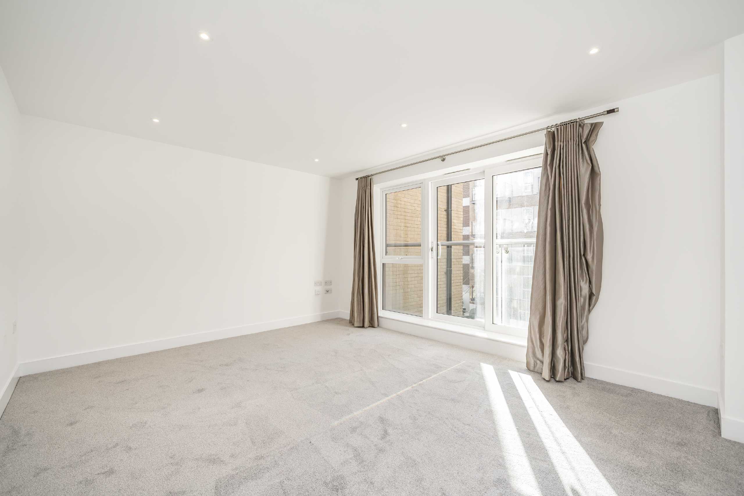Flat Ashfield Road in Greater London