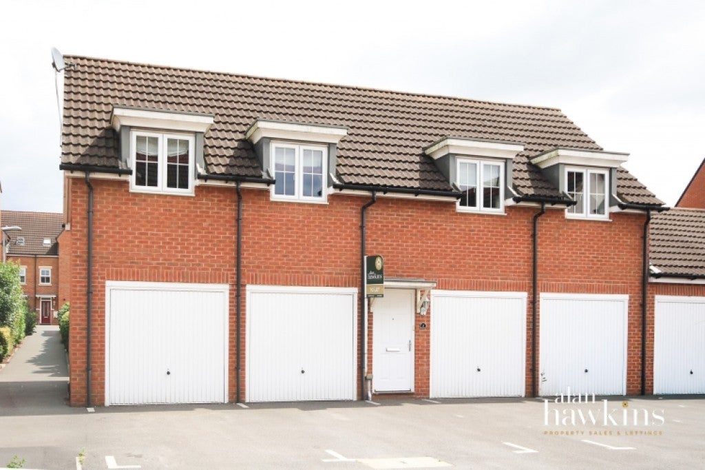 House Hart Close in Royal Wootton Bassett