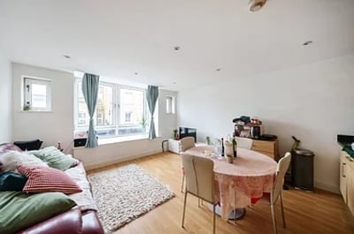 Flat Elm Crescent in Greater London