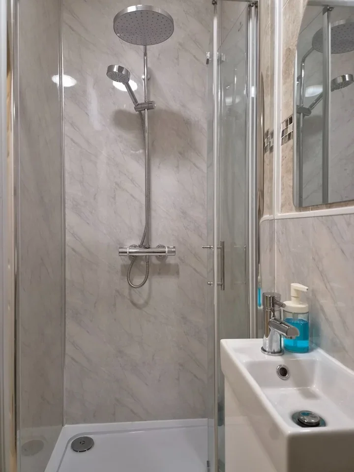 Room South Way in Greater London