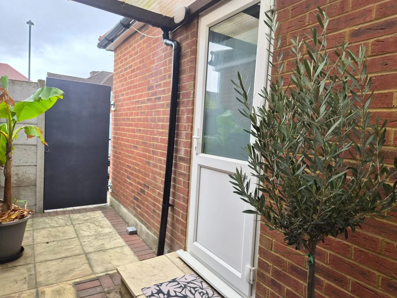 Room South Way in Greater London