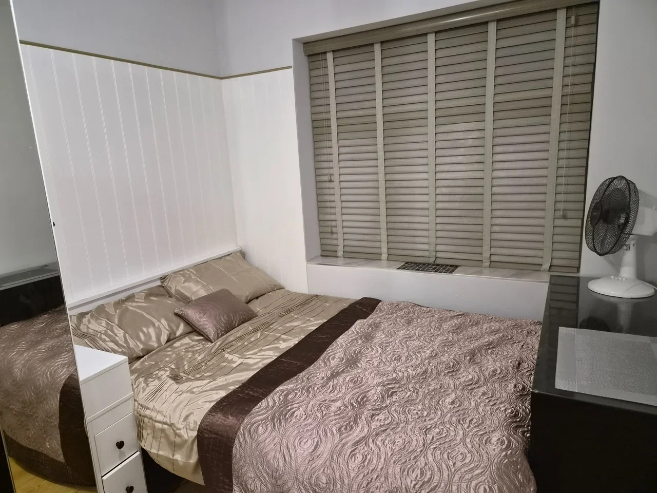 Room South Way in Greater London