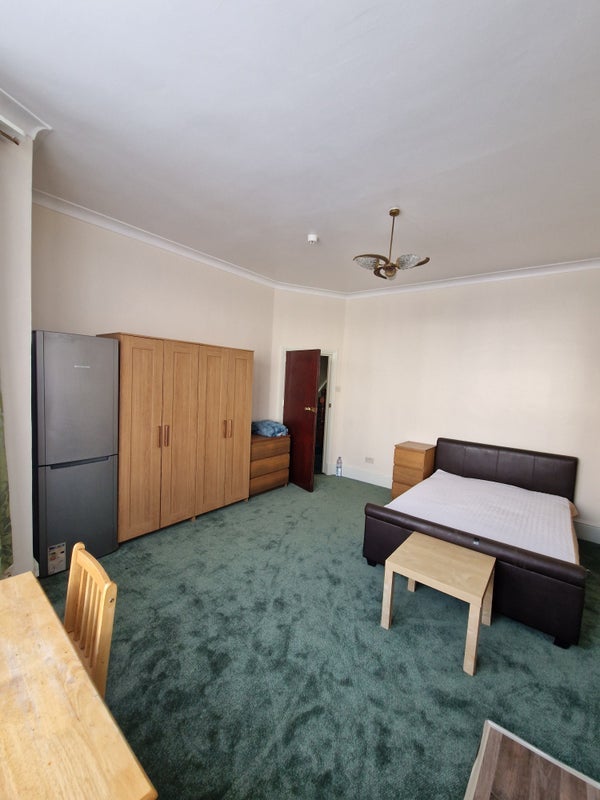 Room Aldbourne Road in Greater London