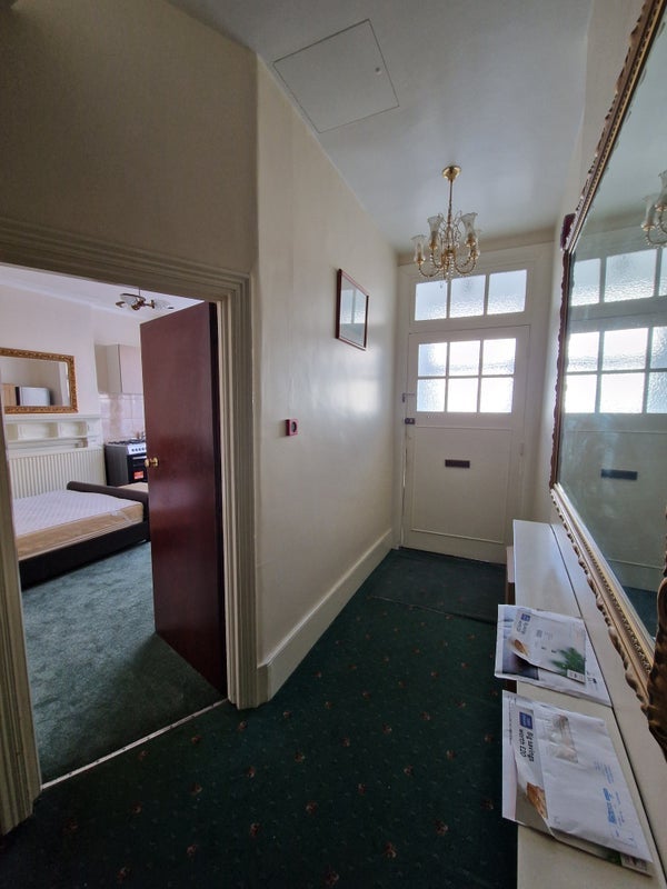 Room Aldbourne Road in Greater London