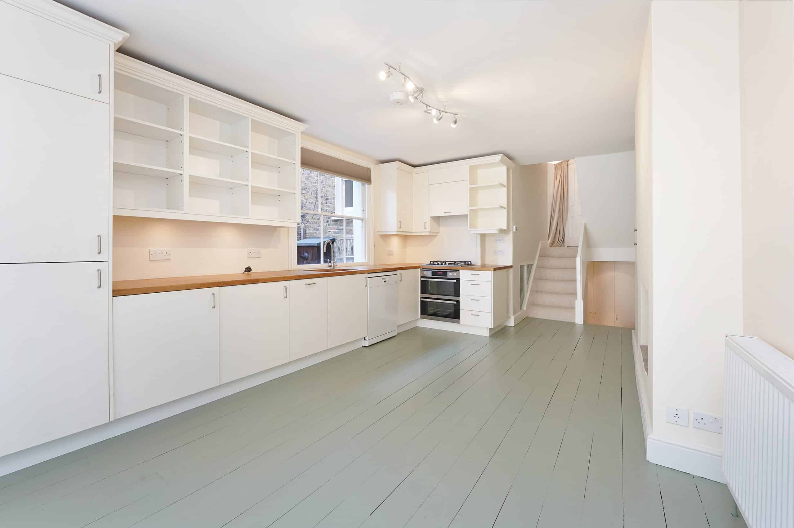 Flat Broomwood Road in Greater London