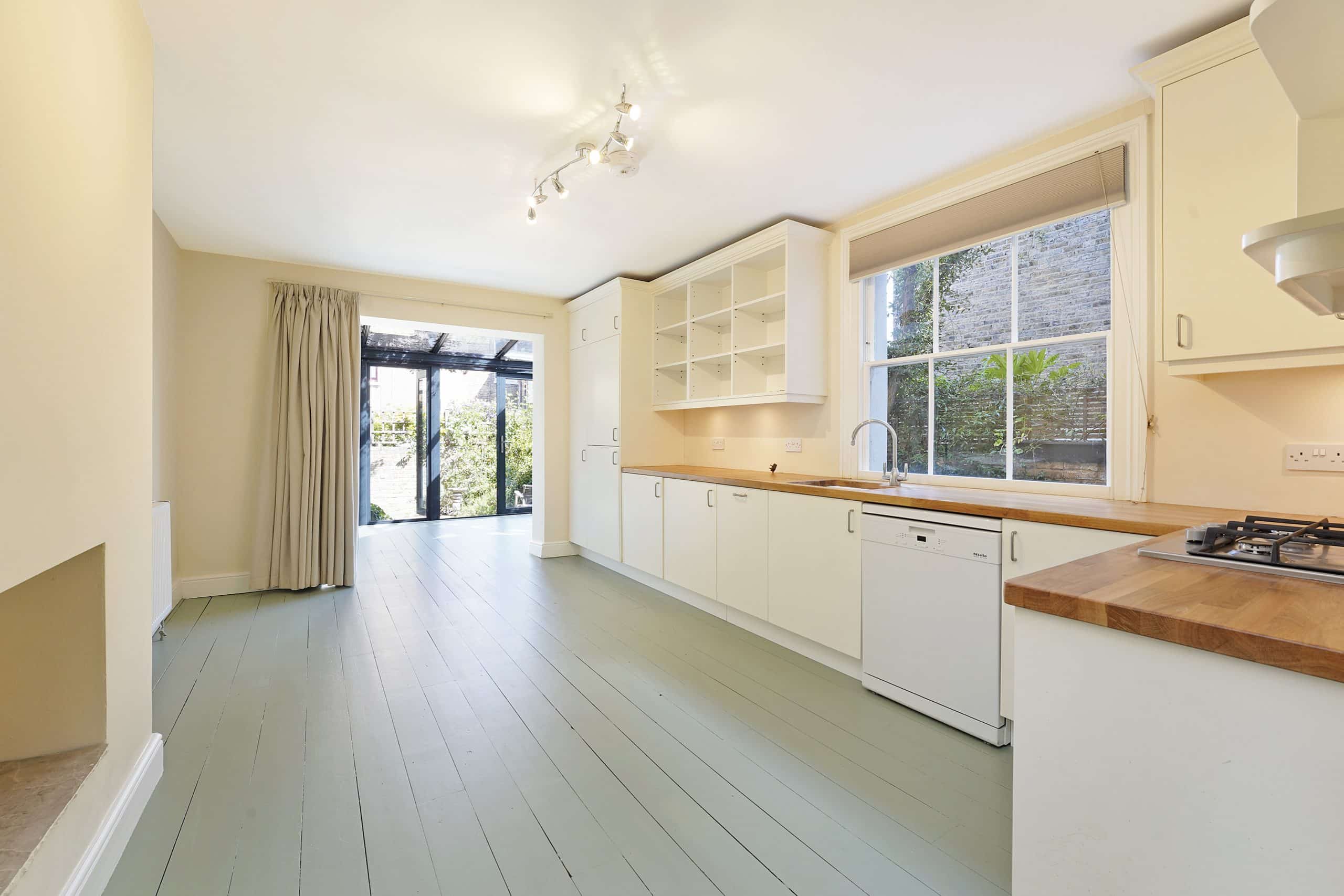 Flat Broomwood Road in Greater London