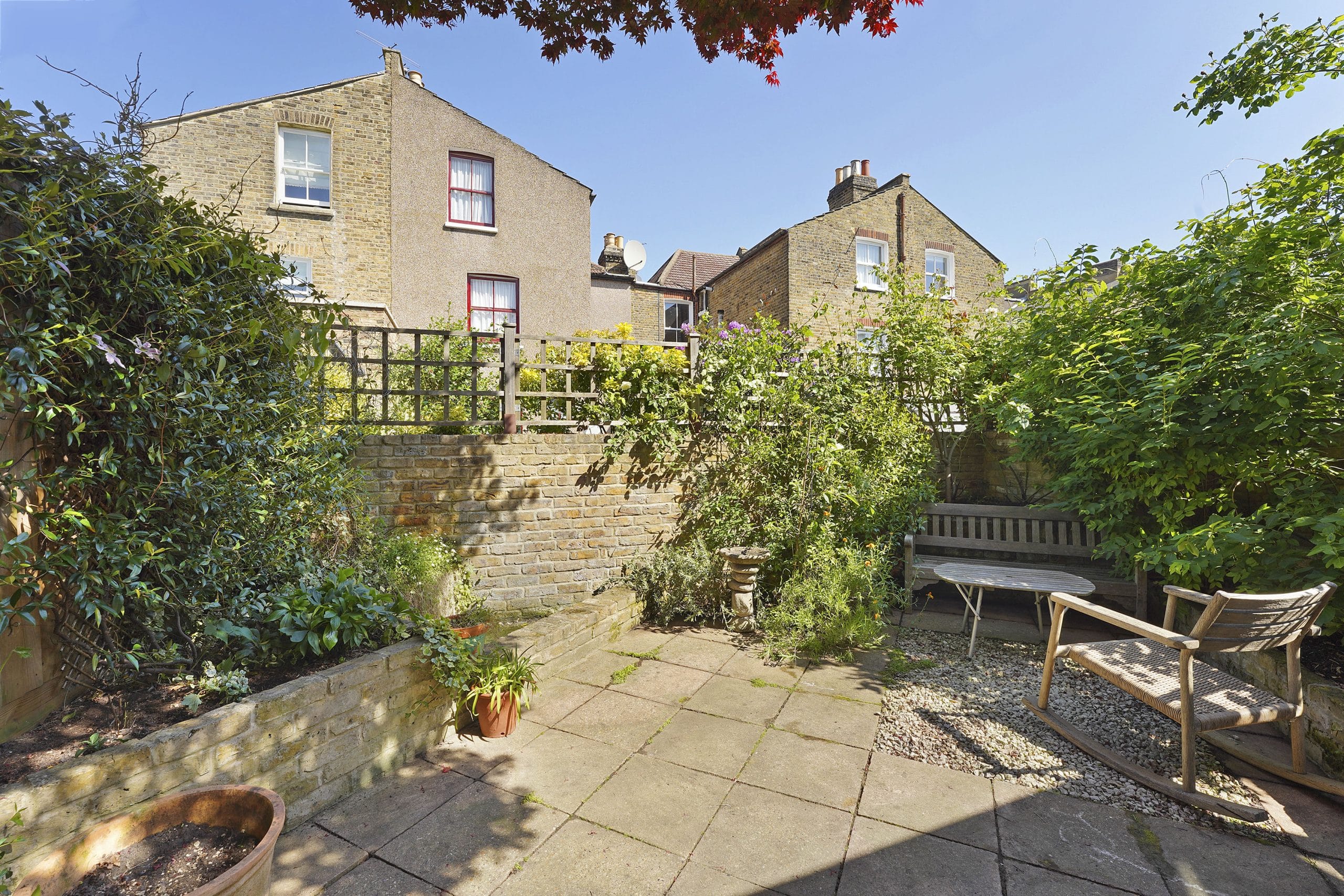 Flat Broomwood Road in Greater London