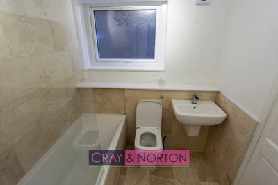 Flat Tidenham Gardens in London