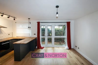 Flat Tidenham Gardens in London