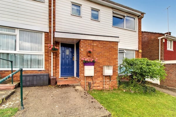 Flat Valley Fields Crescent in Greater London