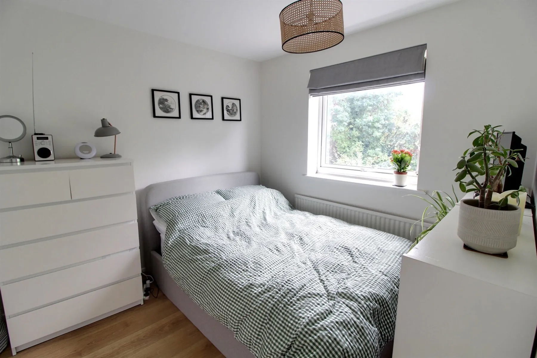 Flat Valley Fields Crescent in Greater London