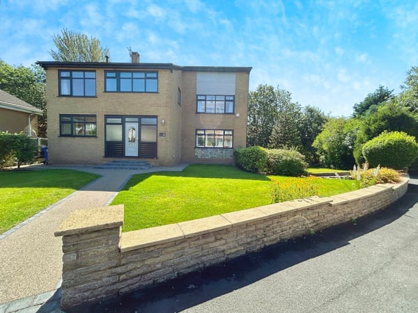 House Cedar Drive in Trafford