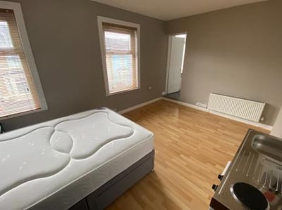 Room Clifton Street in Swindon