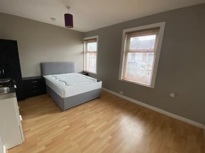 Room Clifton Street in Swindon