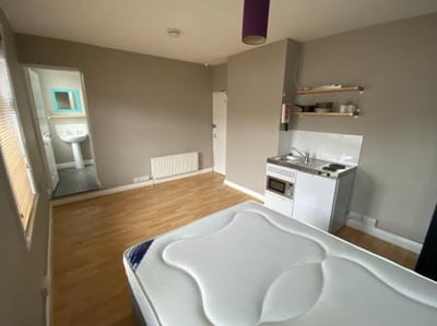 Room Clifton Street in Swindon