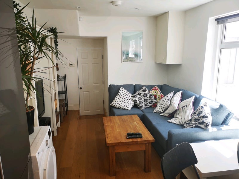 Room Holmesdale Road in Bristol