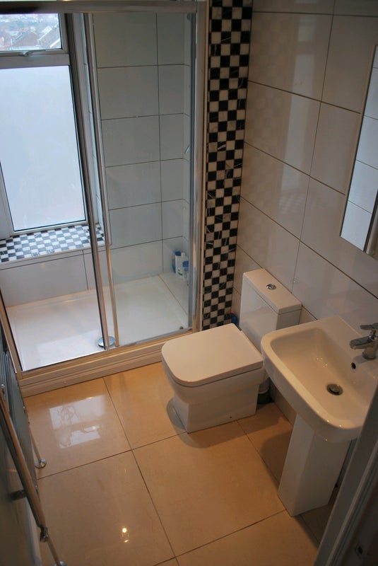 Room Holmesdale Road in Bristol