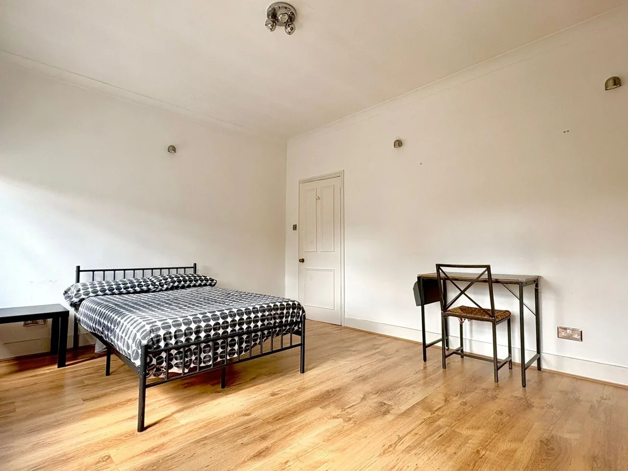 Room De Morgan Road in Greater London