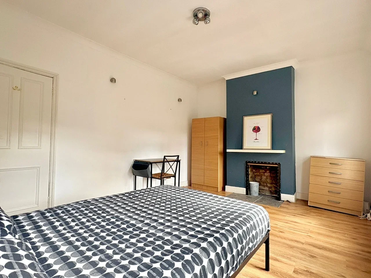 Room De Morgan Road in Greater London