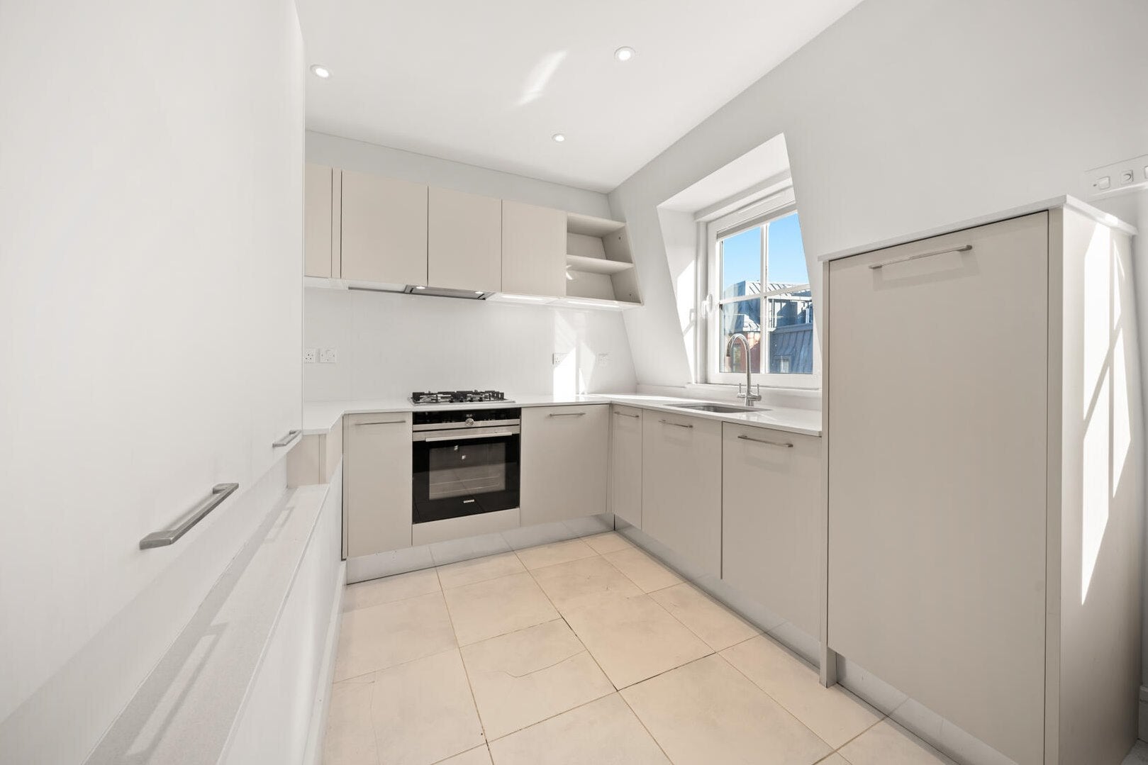 Flat Fulham Palace Road in Greater London