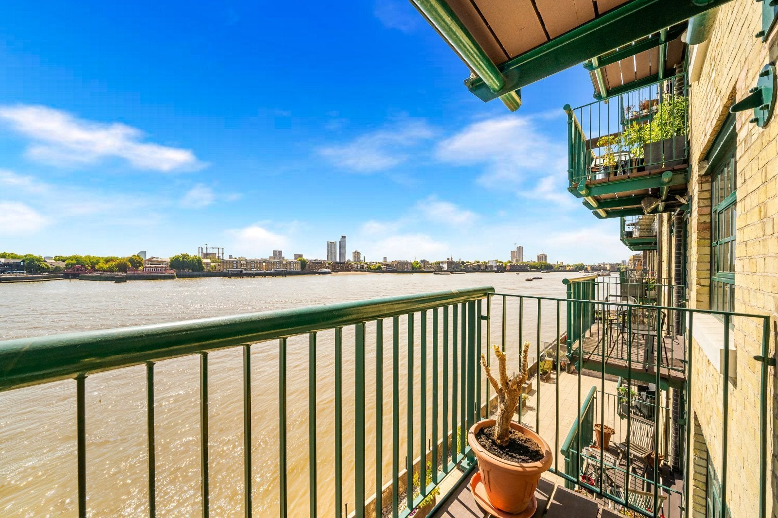 Flat Wapping Wall in Greater London