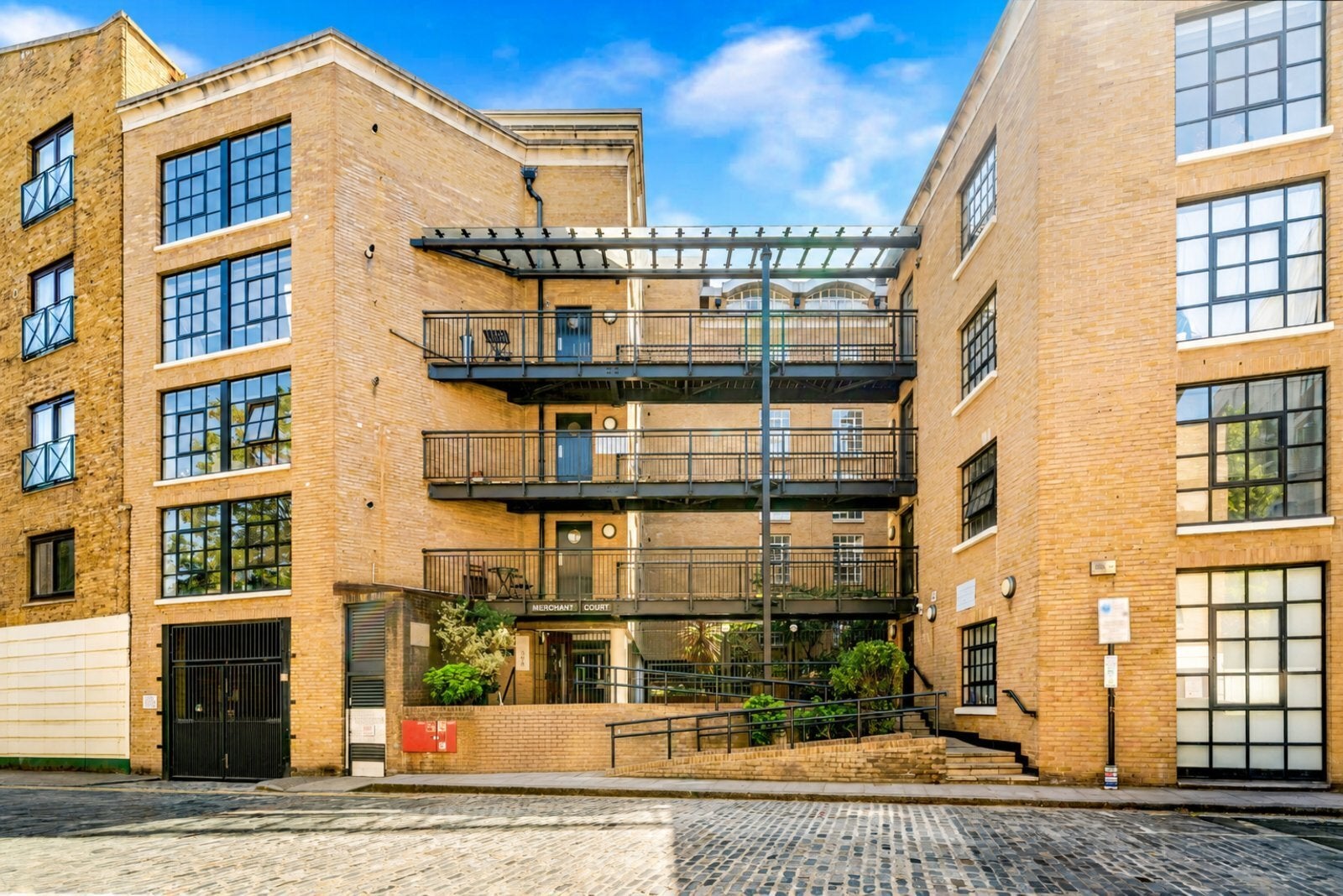 Flat Wapping Wall in Greater London