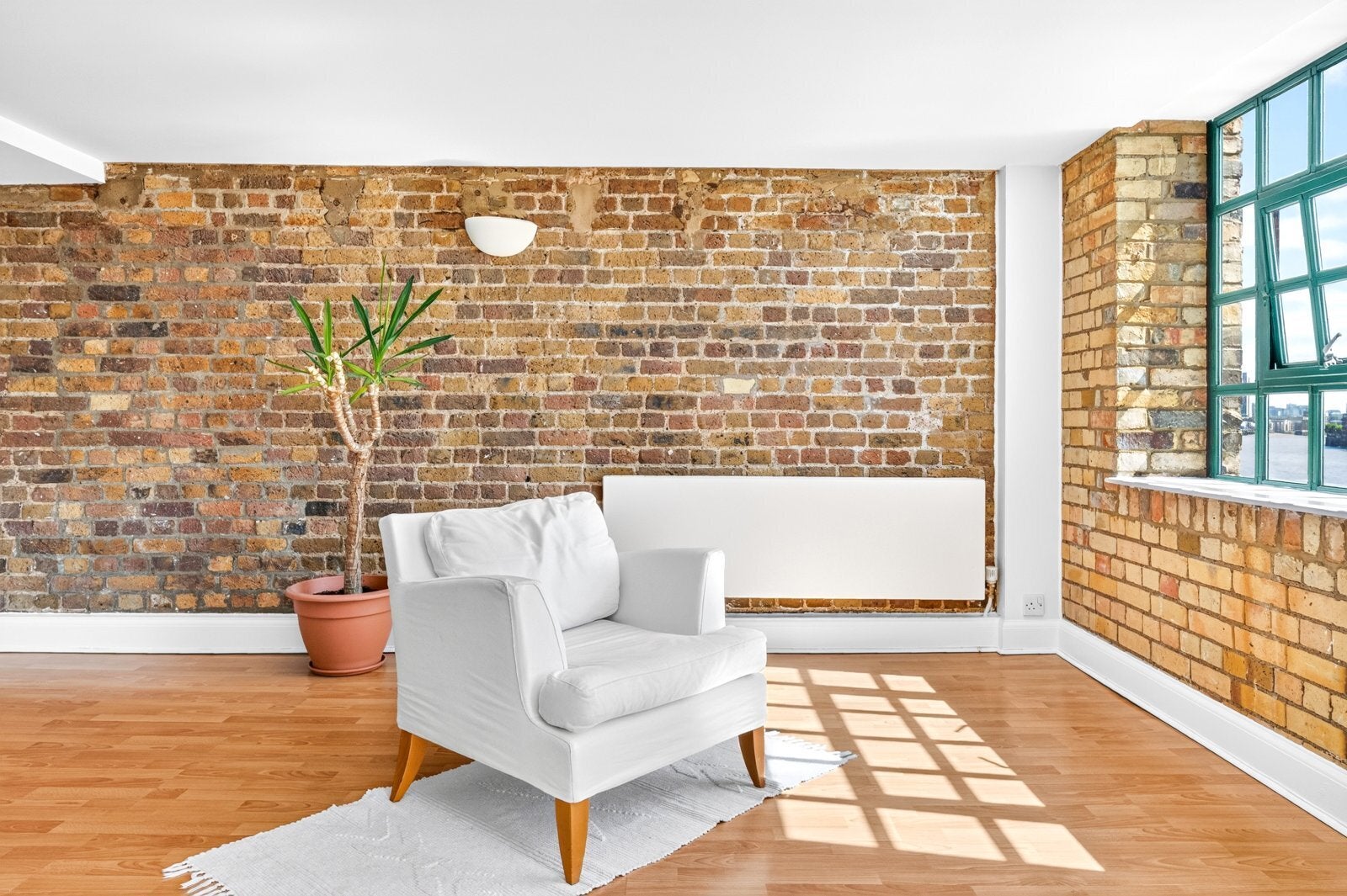 Flat Wapping Wall in Greater London