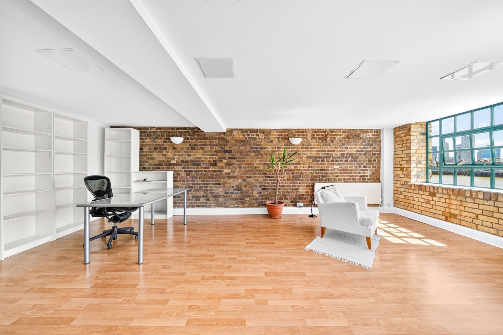 Flat Wapping Wall in Greater London