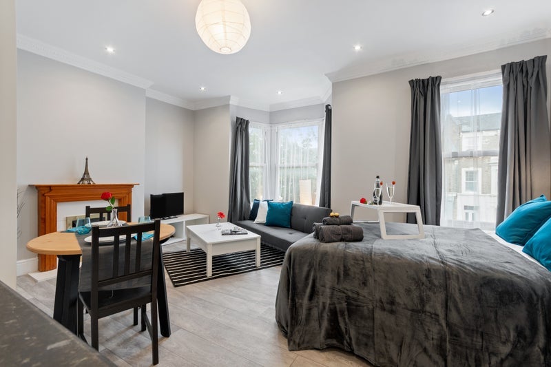 Room Percy Road in Greater London