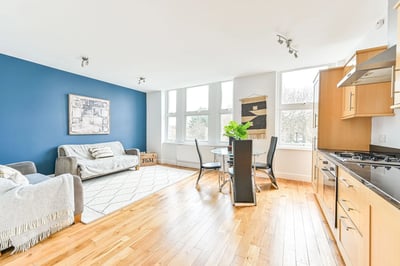 Flat Haselrigge Road in Greater London