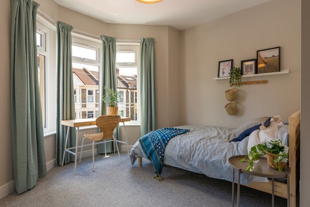 Room Langton Road in Bristol