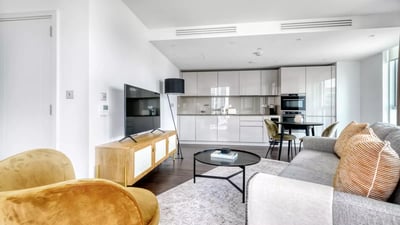 Flat Russell Gardens in Greater London