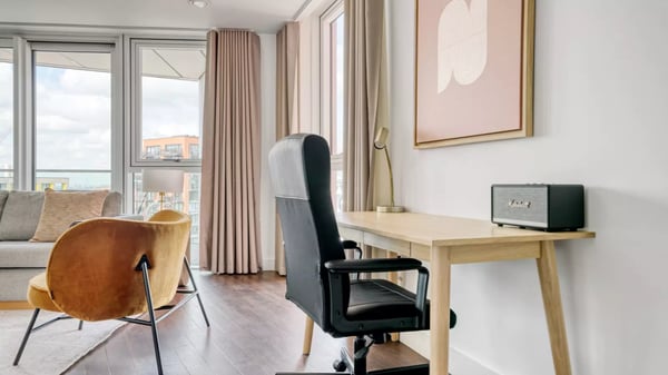 Flat Russell Gardens in Greater London
