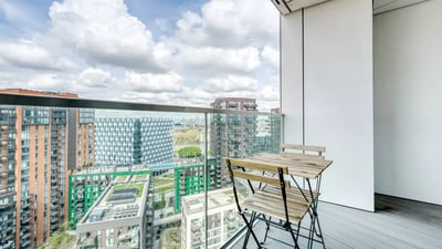Flat Russell Gardens in Greater London
