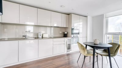 Flat Russell Gardens in Greater London