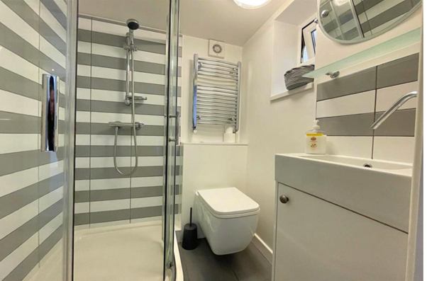 Room Neston Avenue in Trafford