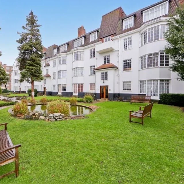 Flat Wavertree Road in Greater London