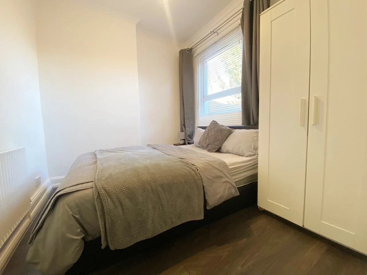 Flat Grover Court in Greater London