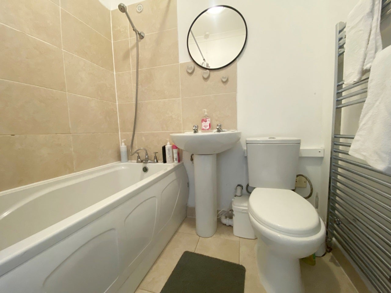 Flat Grover Court in Greater London